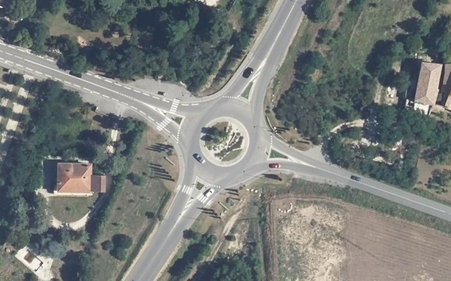 Vue aérienne du Rond-point anonyme n°307442850
