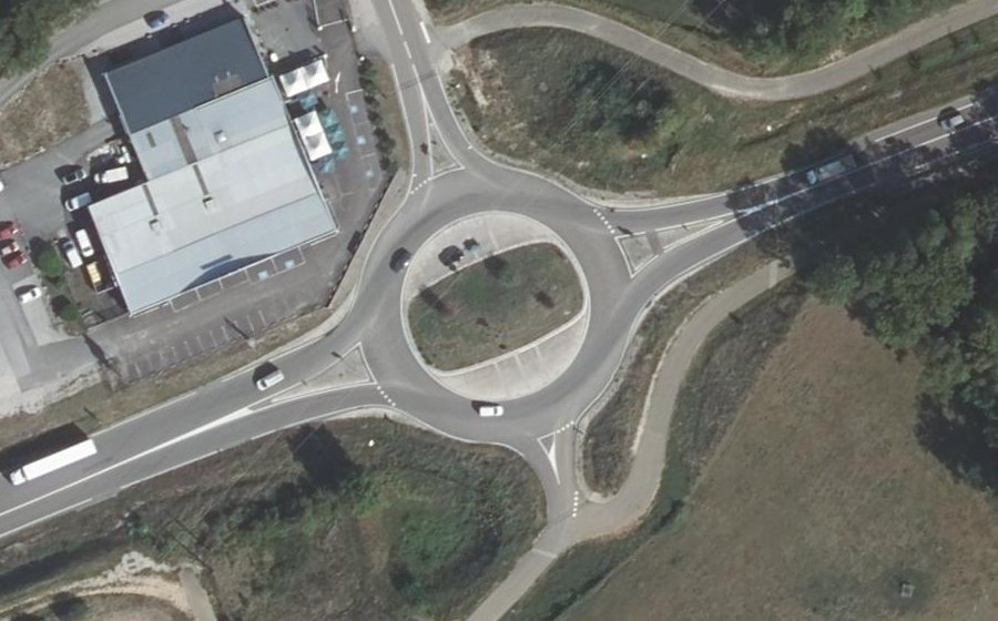 Vue aérienne du Rond-point anonyme n°307454710
