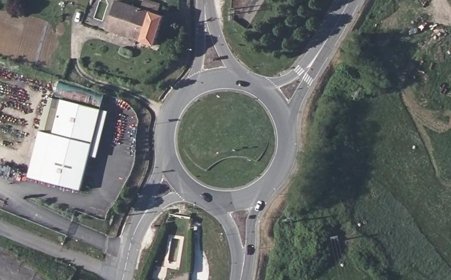 Vue aérienne du Rond-point anonyme n°30747241