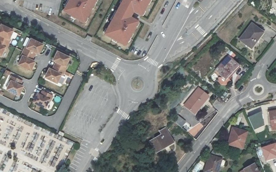 Vue aérienne du Rond-point anonyme n°307480364