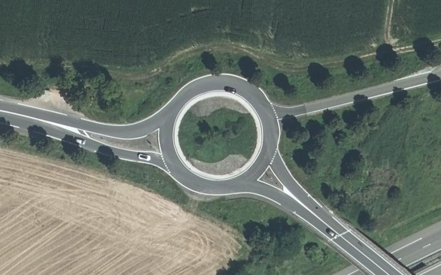 Vue aérienne du Rond-point anonyme n°30749143