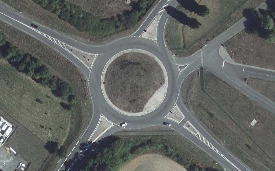 Vue aérienne du Rond-point anonyme n°30751864