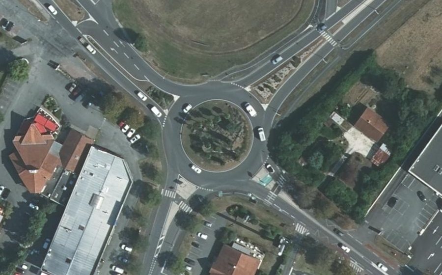 Vue aérienne du Rond-point anonyme n°307533941
