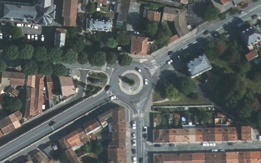 Vue aérienne du Rond-point anonyme n°307535745