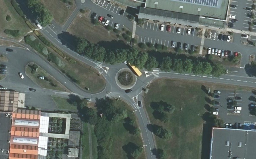Vue aérienne du Rond-point anonyme n°307553122