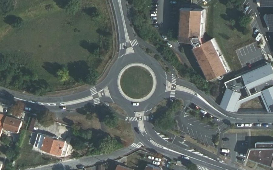 Vue aérienne du Rond-point anonyme n°307553843