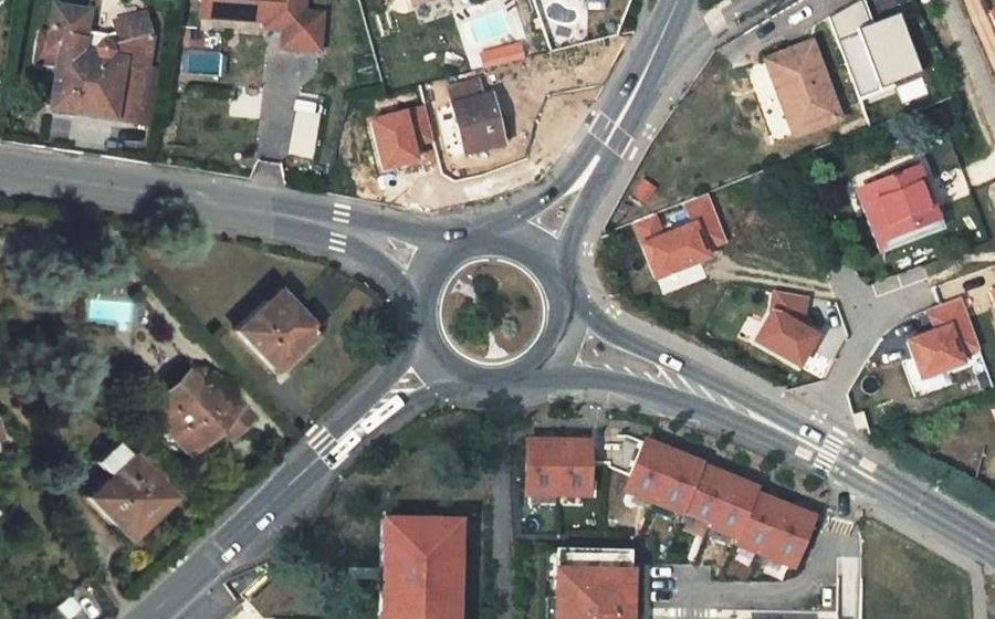 Vue aérienne du Rond-point anonyme n°307565874