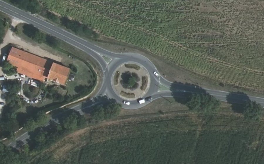 Vue aérienne du Rond-point anonyme n°307574135