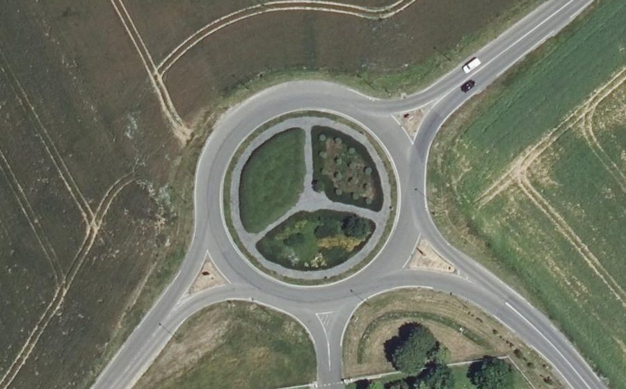 Vue aérienne du Rond-point anonyme n°307591348