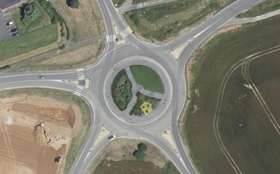 Vue aérienne du Rond-point anonyme n°307591352