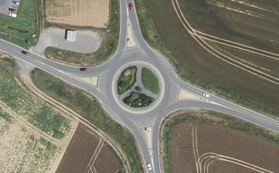 Vue aérienne du Rond-point anonyme n°307591354