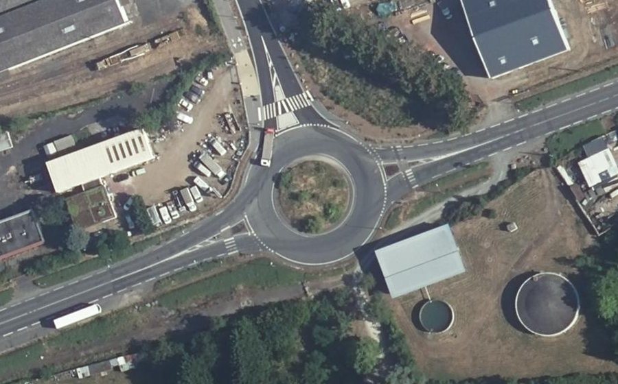 Vue aérienne du Rond-point anonyme n°307678286