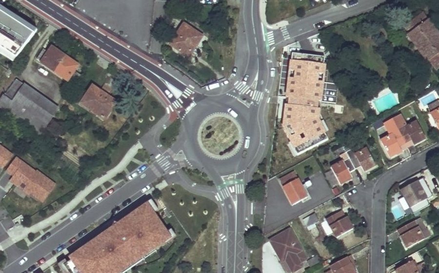 Vue aérienne du Rond-point anonyme n°30771921
