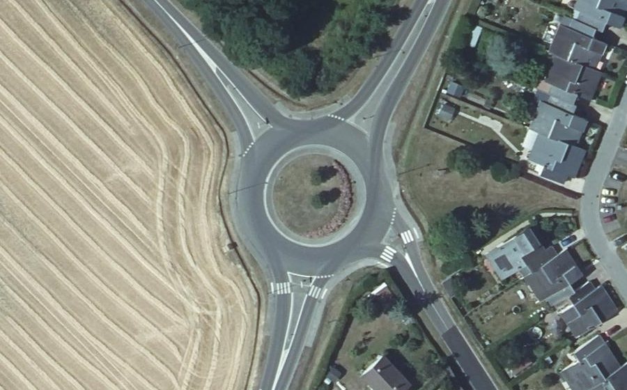 Vue aérienne du Rond-point anonyme n°307743787