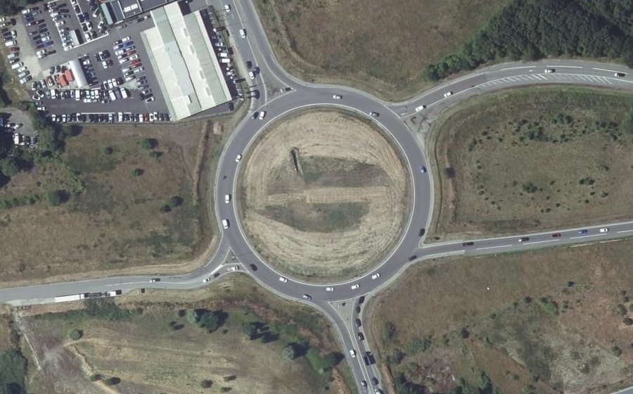 Vue aérienne du Rond-point anonyme n°307743788