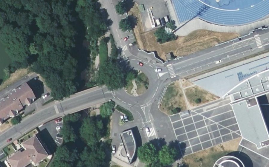 Vue aérienne du Rond-point anonyme n°30777933