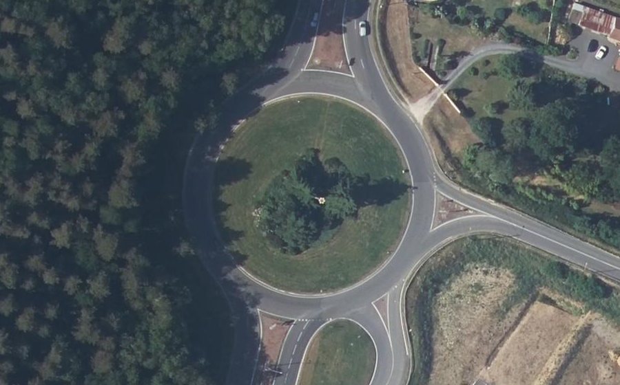 Vue aérienne du Rond-point anonyme n°30782442