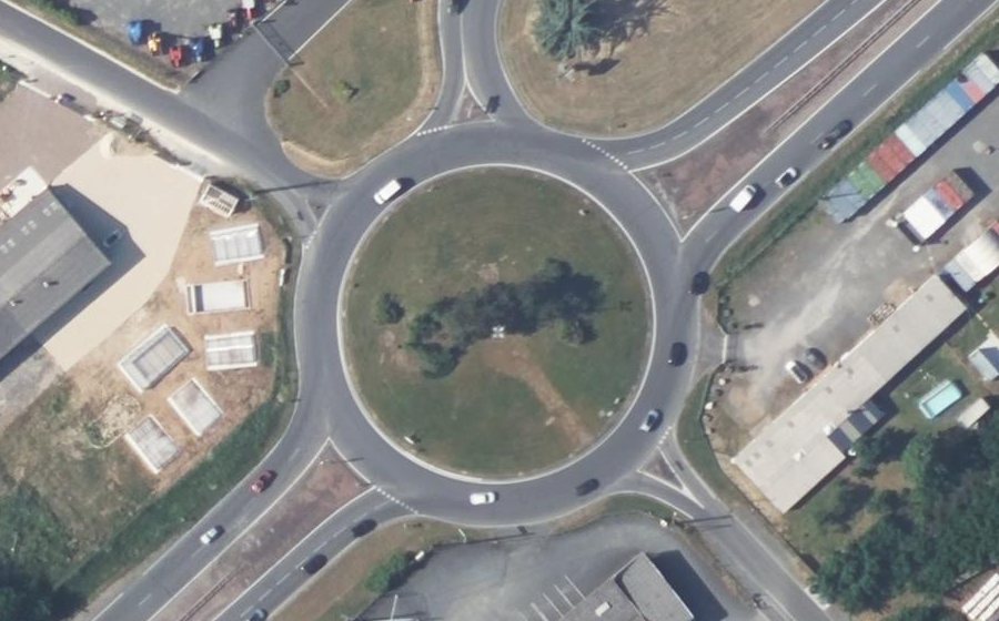 Vue aérienne du Rond-point anonyme n°30782445
