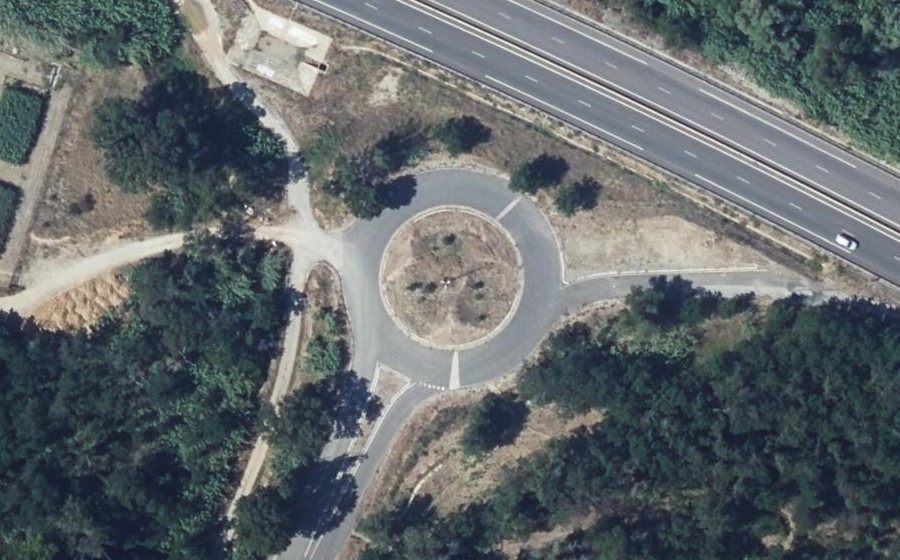 Vue aérienne du Rond-point anonyme n°30783891