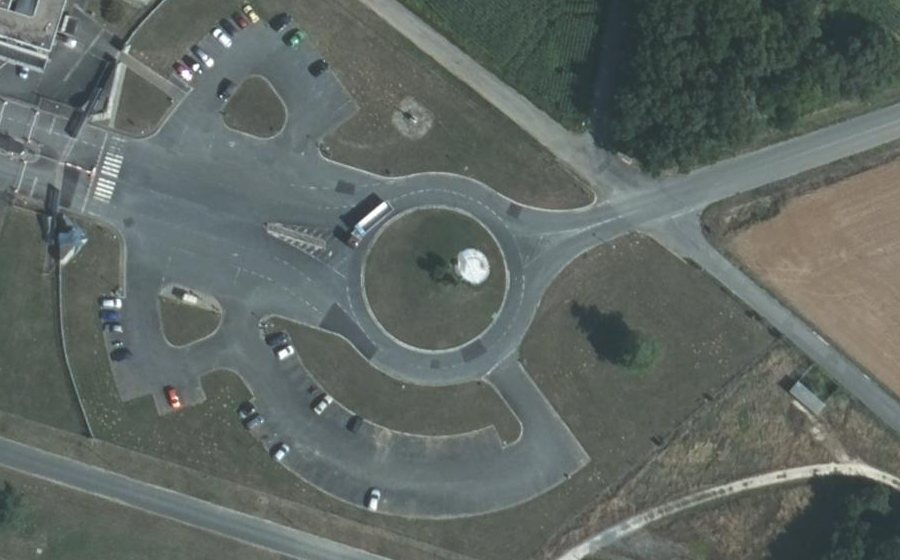 Vue aérienne du Rond-point anonyme n°307847571