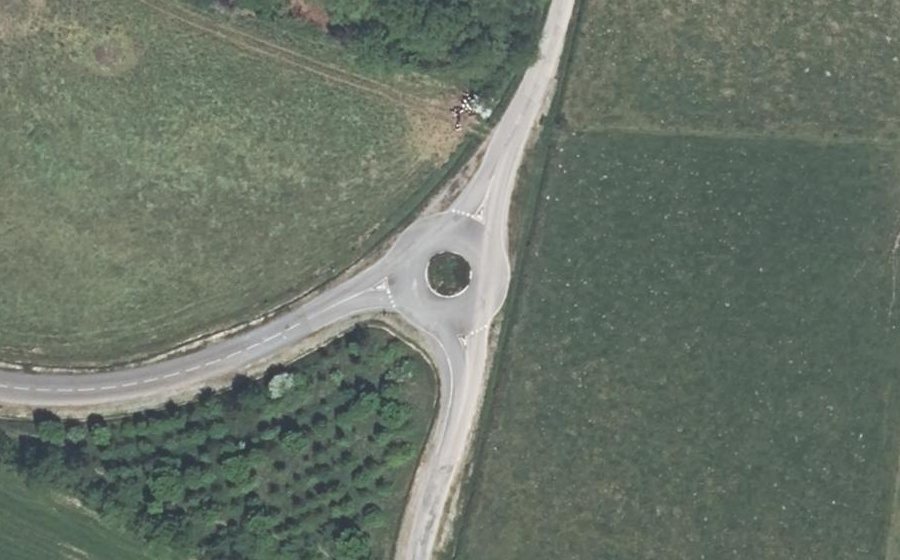 Vue aérienne du Rond-point anonyme n°307850170