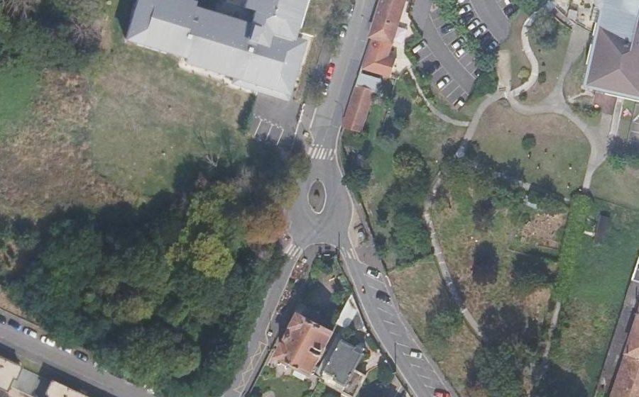 Vue aérienne du Rond-point anonyme n°307859094