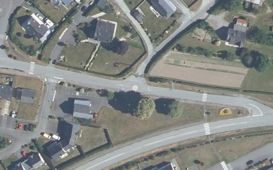 Vue aérienne du Rond-point anonyme n°307892522