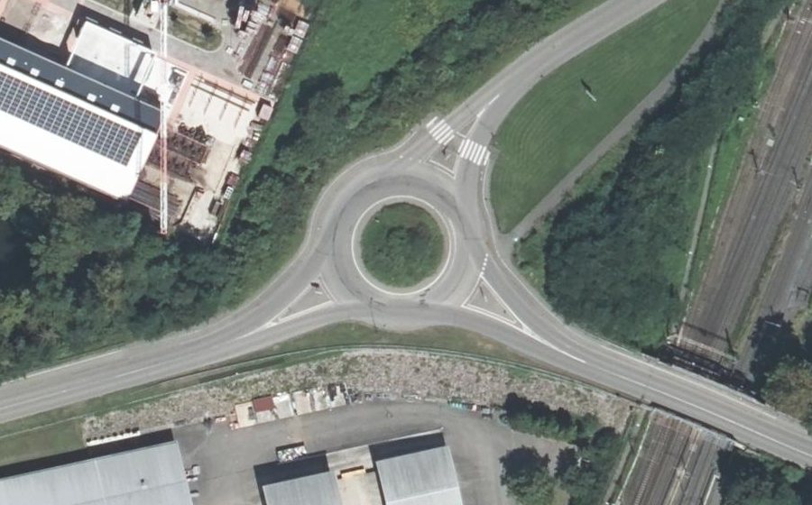 Vue aérienne du Rond-point anonyme n°30794927