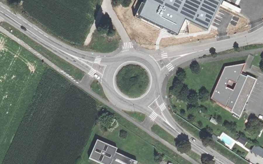 Vue aérienne du Rond-point anonyme n°30794934
