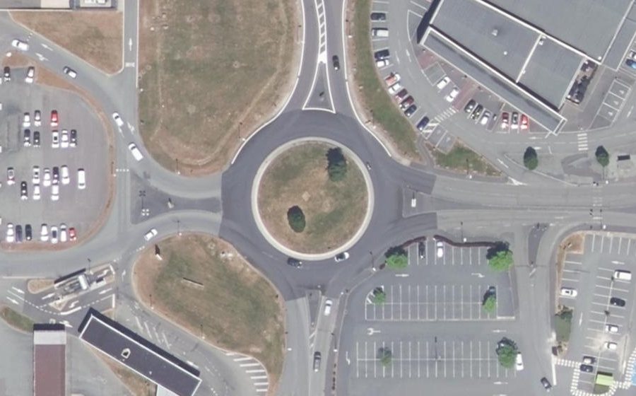 Vue aérienne du Rond-point anonyme n°30800779