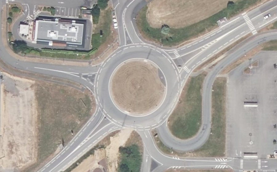 Vue aérienne du Rond-point anonyme n°30800789