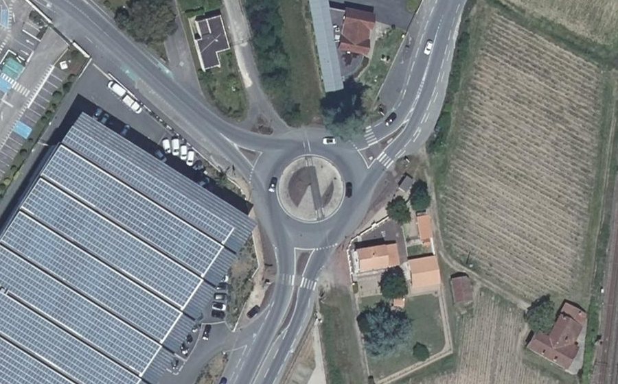 Vue aérienne du Rond-point anonyme n°30801424