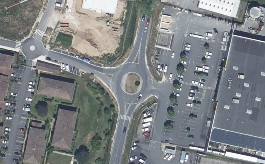 Vue aérienne du Rond-point anonyme n°30801513