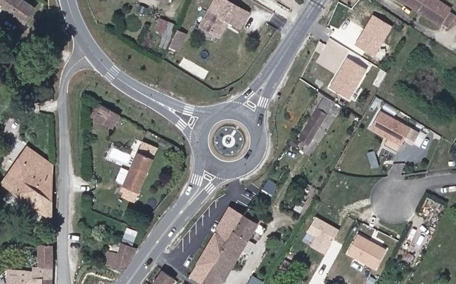 Vue aérienne du Rond-point anonyme n°30801592