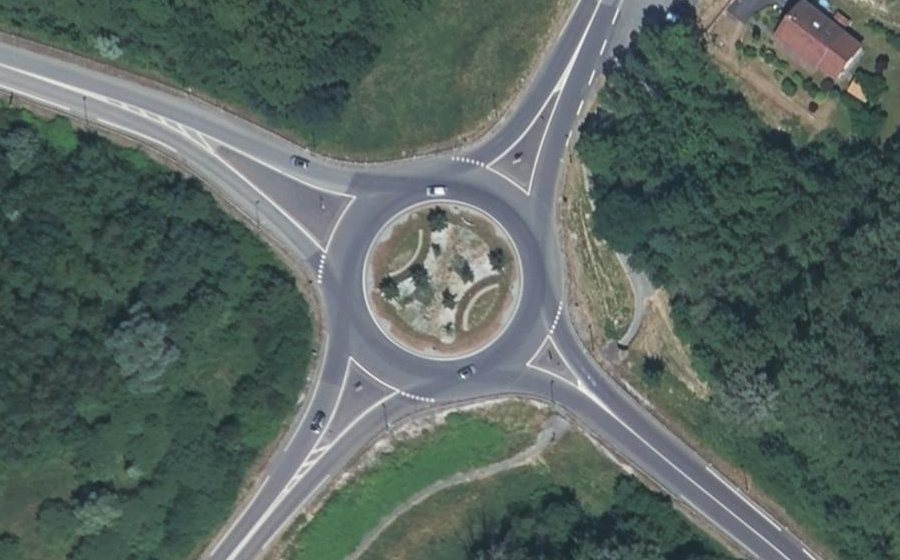 Vue aérienne du Rond-point anonyme n°30801790