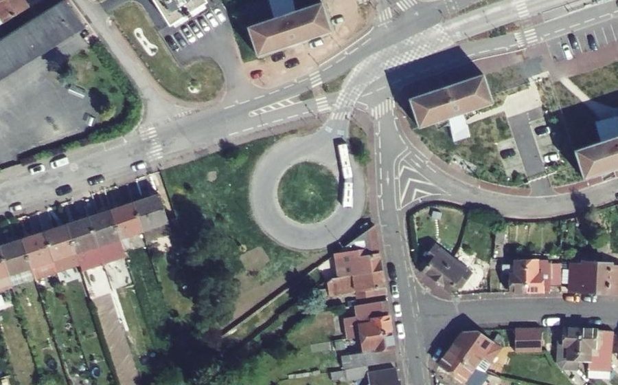 Vue aérienne du Rond-point anonyme n°308030451