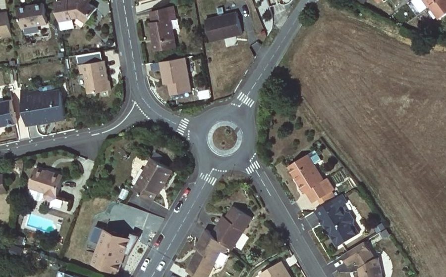 Vue aérienne du Rond-point anonyme n°30805542