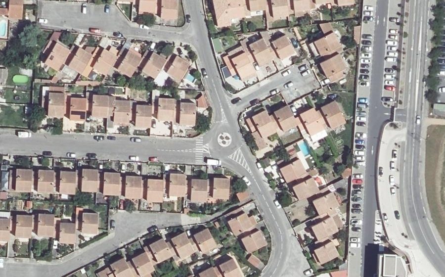 Vue aérienne du Rond-point anonyme n°308076759