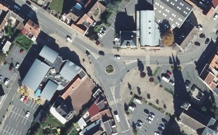 Vue aérienne du Rond-point anonyme n°308103445