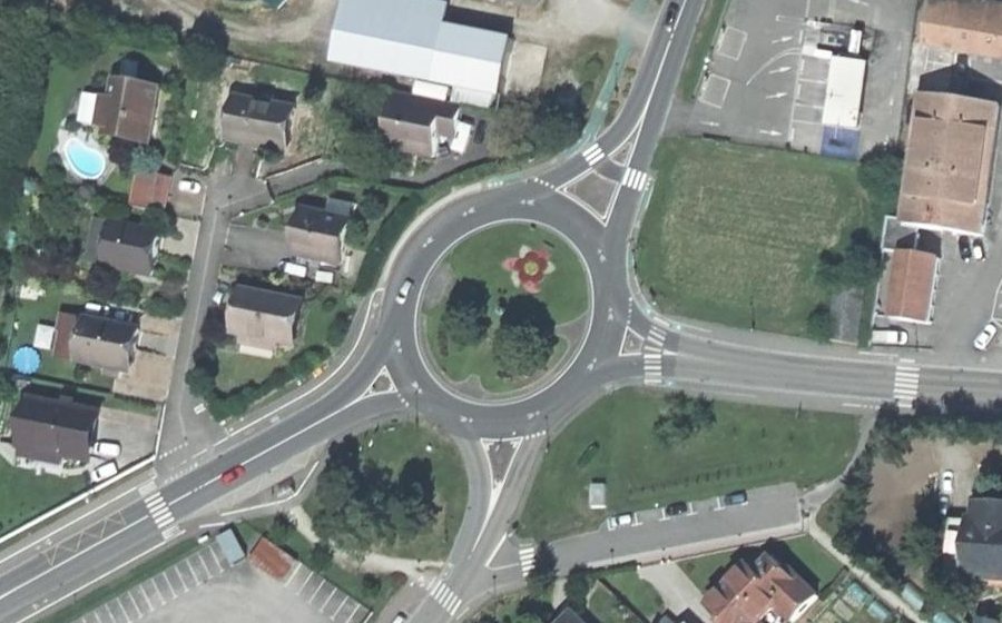 Vue aérienne du Rond-point anonyme n°30810966