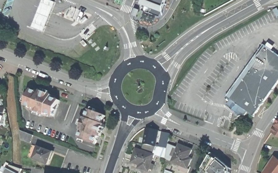 Vue aérienne du Rond-point anonyme n°30810970