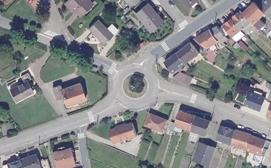 Vue aérienne du Rond-point anonyme n°30815134