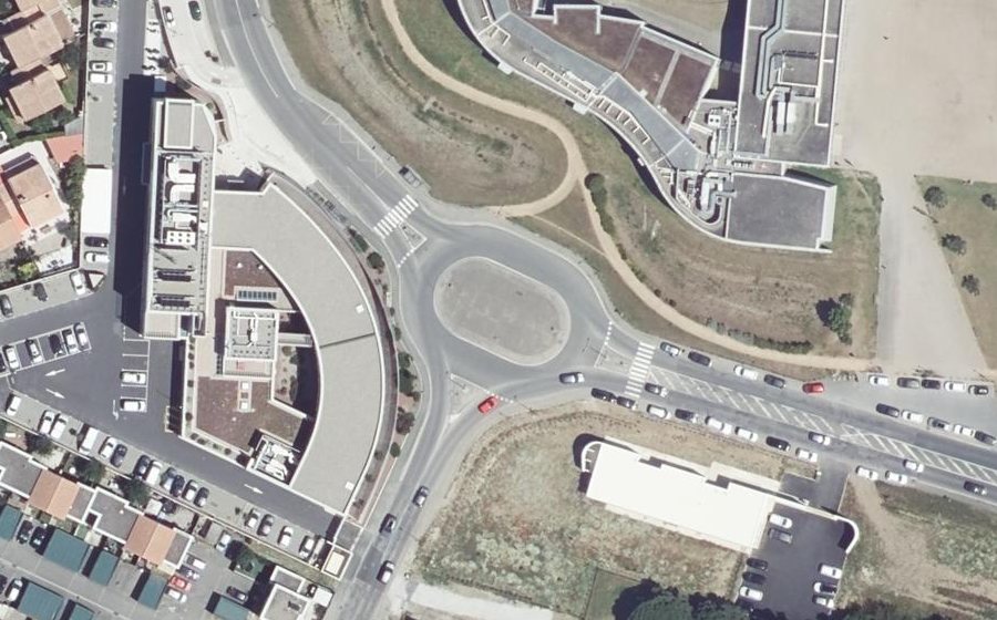 Vue aérienne du Rond-point anonyme n°308159321