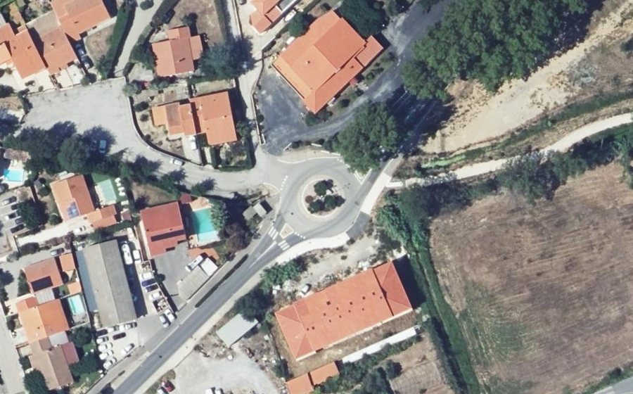 Vue aérienne du Rond-point anonyme n°30819259