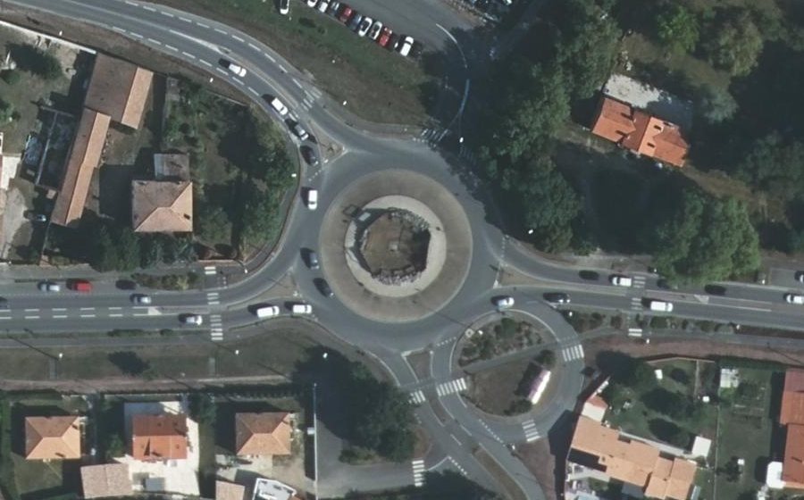 Vue aérienne du Rond-point anonyme n°308205714