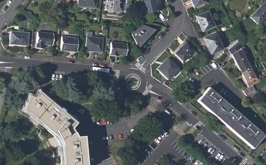 Vue aérienne du Rond-point anonyme n°30820774
