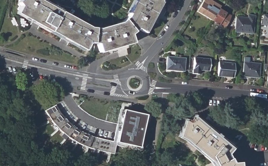 Vue aérienne du Rond-point anonyme n°30821324