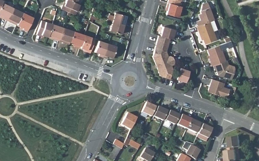 Vue aérienne du Rond-point anonyme n°30822457