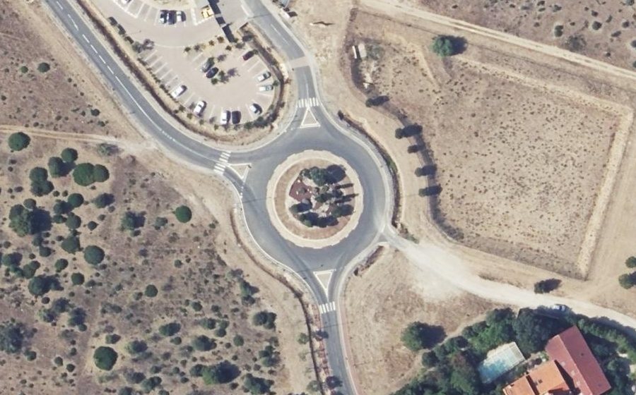 Vue aérienne du Rond-point anonyme n°308228865