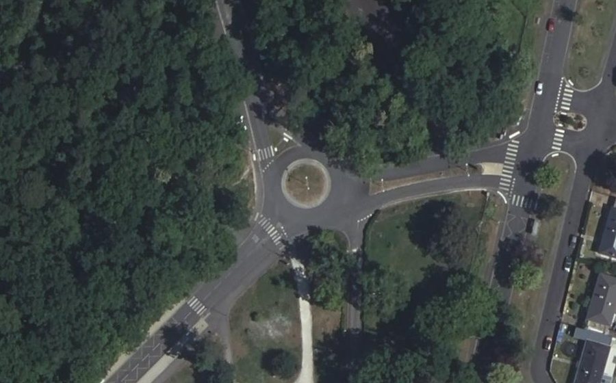 Vue aérienne du Rond-point anonyme n°30823225